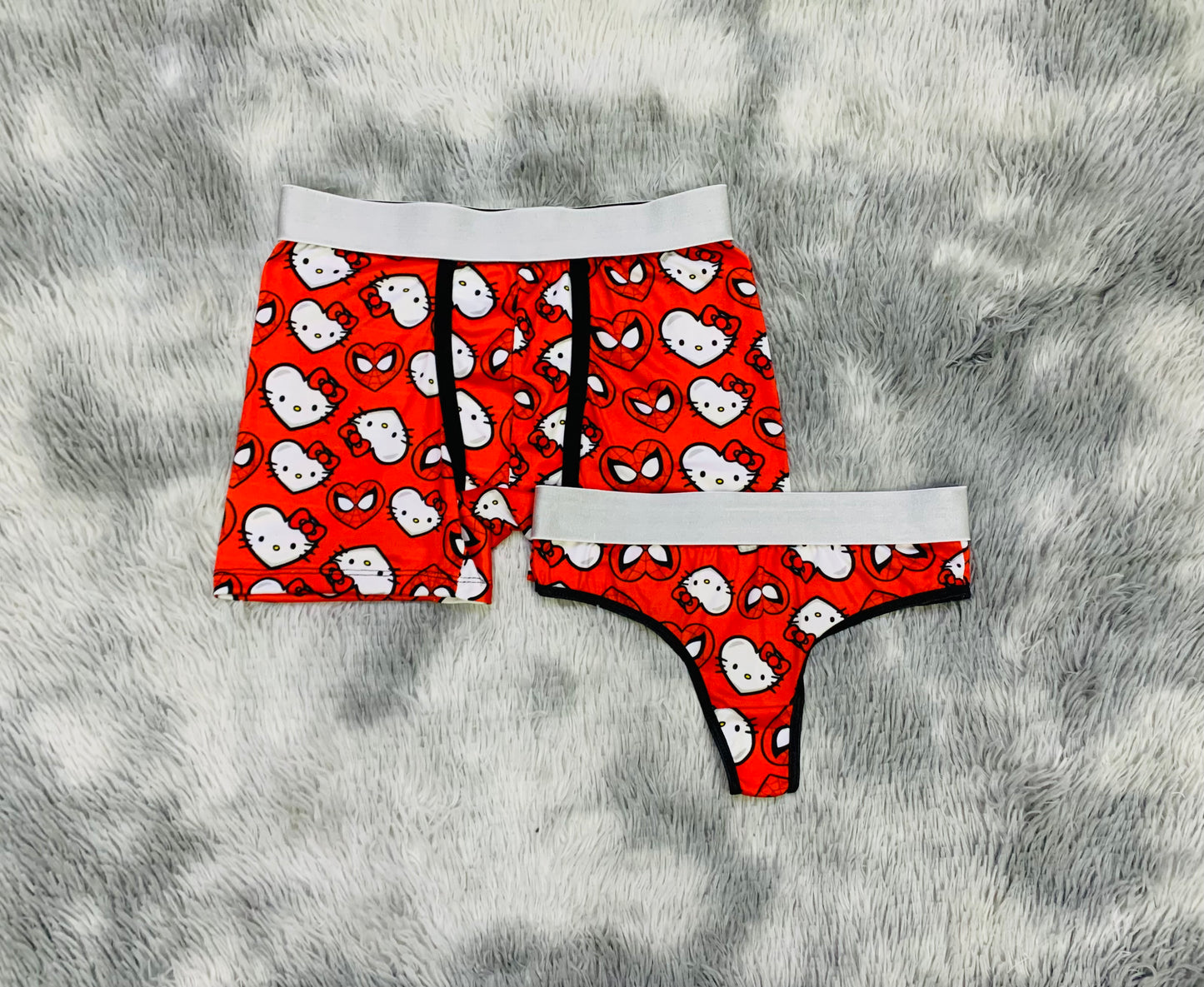 Hello Kitty con Spiderman corazones fondo rojo duo de tanga