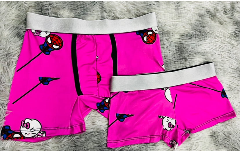 Kitty Besando a Spider Fondo Rosa duo boxer